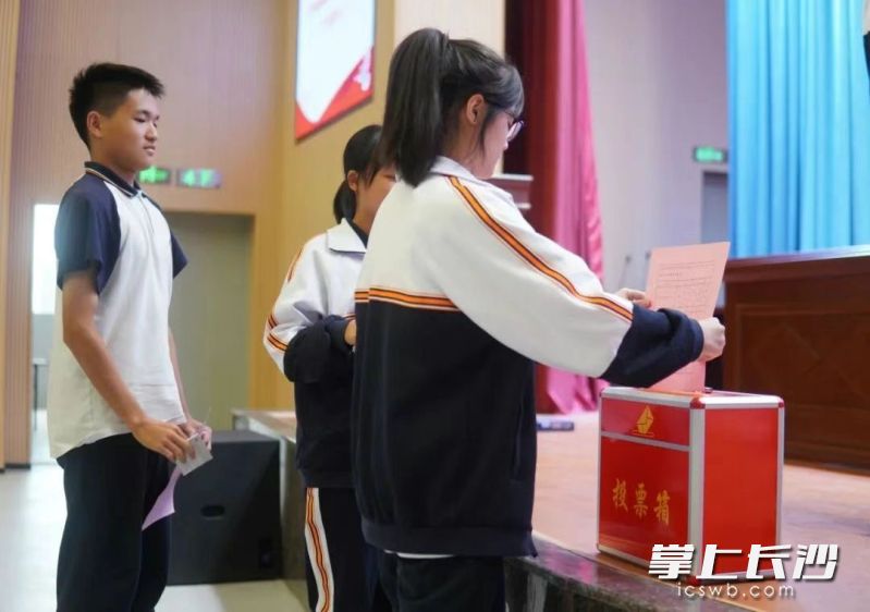 投上自己神圣的一票。 投上自己神圣的一票。