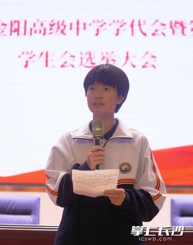 竞选学子们拿出看家本领过五关斩六将博得评委们青睐的一票。长沙晚报通讯员 符碧琼 摄 竞选学子们拿出看家本领过五关斩六将博得评委们青睐的一票。长沙晚报通讯员 符碧琼 摄