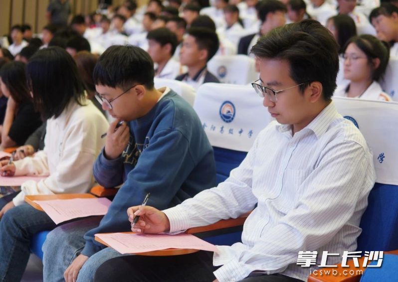 认真思考,慎重投上自己的选票。 认真思考,慎重投上自己的选票。