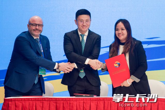 10月17日，滴滴高级副总裁、国际业务负责人朱景士（中）与巴西IturanMob公司代表（左一）、以及比亚迪巴西子公司代表（右一）参加“一带一路”企业家大会的签约仪式。