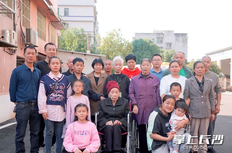 和美家庭来一张全家福。 和美家庭来一张全家福。