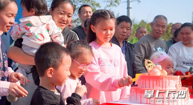 小朋友和参加活动的爷爷奶奶们分享节日蛋糕。 小朋友和参加活动的爷爷奶奶们分享节日蛋糕。