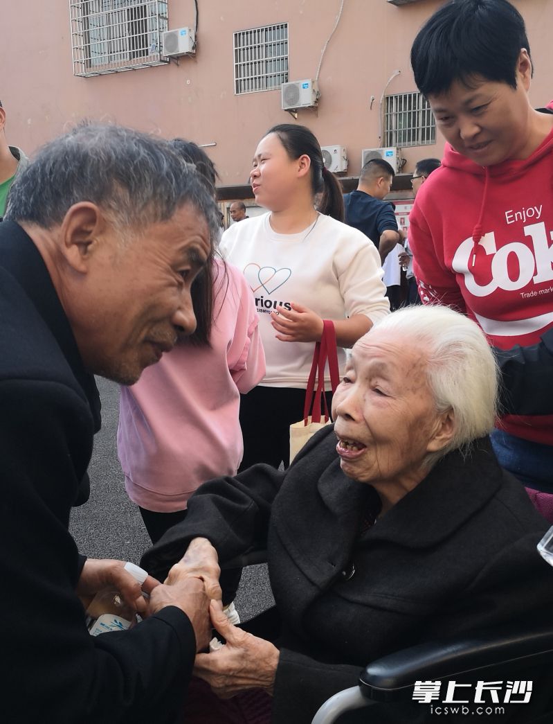 大家为百岁老人刘淑华送上祝福。  均为长沙晚报通讯员何坤摄 大家为百岁老人刘淑华送上祝福。  均为长沙晚报通讯员何坤摄