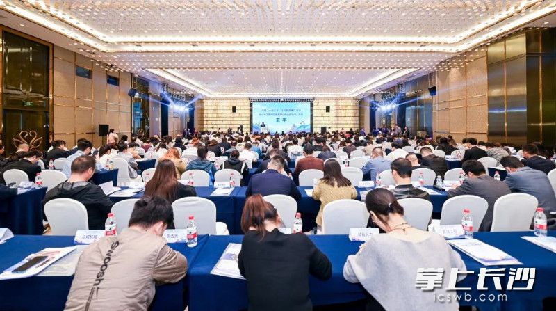 长沙市全面推动“一会三卡”工作制度启动会现场。均为长沙市人社局供图 长沙市全面推动“一会三卡”工作制度启动会现场。均为长沙市人社局供图