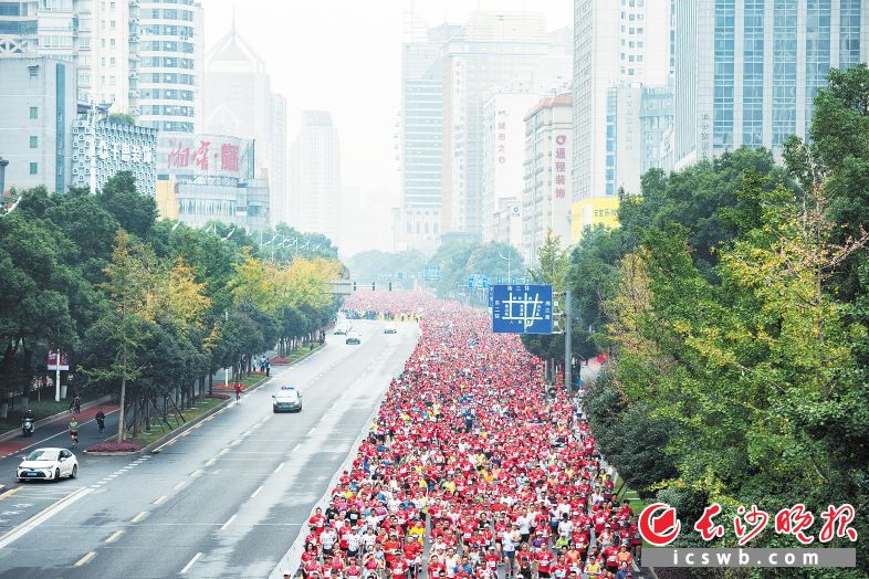 长沙马拉松参赛选手在用快乐的脚步丈量长沙时，也在立体地传播着长沙风景秀丽、人文浓厚的城市形象。　　黄启晴 摄