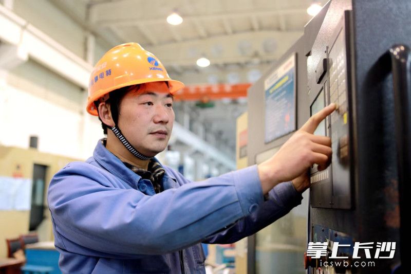 董日中正在操作设备。