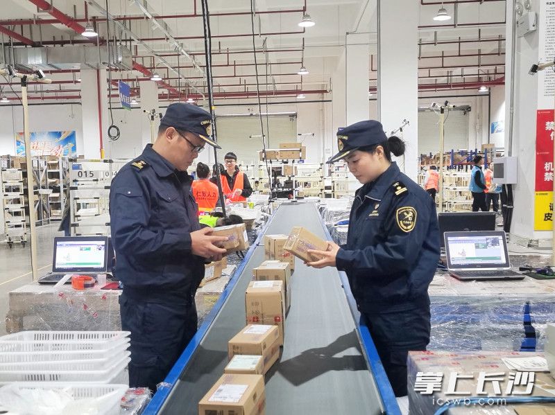 长沙黄花综合保税区跨境电商仓库内，海关人员正在查验货物。长沙海关供图