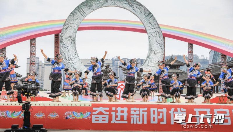 长沙学院音乐学院师生编排的舞蹈《锦绣十八洞》作为唯一的舞蹈节目参加演出。均为长沙学院供图