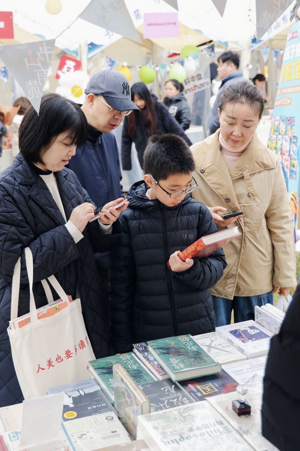 青年阅读市集上，读者们正在选购书籍。（许肖楠 摄）