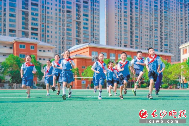 长沙县近三年教育投入近百亿元，新建及改扩建学校18所，新增公办义务教育学位2.82万个，让孩子都能在家门口上好学。均为 章帝 摄
