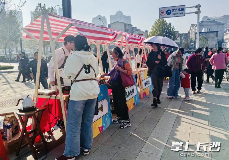 邻商圈集市火爆开市。   长沙晚报全媒体记者 李卓 摄