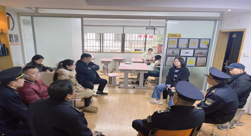 12月2日，芙蓉区教育局多部门联合开展学科类隐形变异培训清理整治行动，在芙蓉区金湘北苑小区查处一起无证无照且违规开展义务教育阶段学科类培训的机构，现场执法处置。