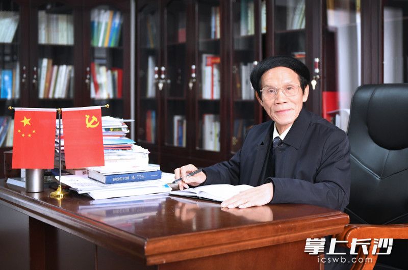 婉拒百万年薪的退休“厅官”朱有志，选择到长沙县开慧镇开慧村任第一书记，一干就是14年。长沙晚报通讯员 张庆 摄