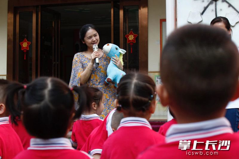 王霰老师与幼儿互动。均为受访者供图