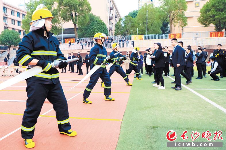 今年11月,2023年度长沙市物业行业“星城杯”职业技能竞赛举行,来自全市物业行业的37支参赛队伍、555名选手同台竞技,展现长沙物业人风采。图为参赛的秩序管理员正在进行比赛。长沙晚报全媒体记者 王志伟 通讯员 邵佳云 摄影报道 今年11月,2023年度长沙市物业行业“星城杯”职业技能竞赛举行,来自全市物业行业的37支参赛队伍、555名选手同台竞技,展现长沙物业人风采。图为参赛的秩序管理员正在进行比赛。长沙晚报全媒体记者 王志伟 通讯员 邵佳云 摄影报道