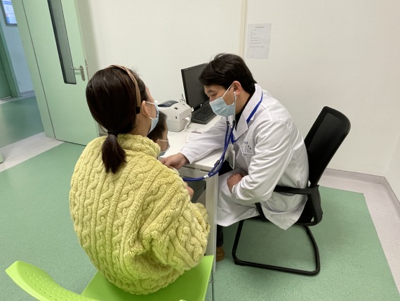 在武汉市金银潭医院，患儿接受诊治。新华社发