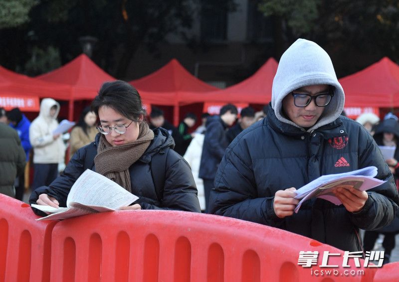 考生在进入考场前还在复习。