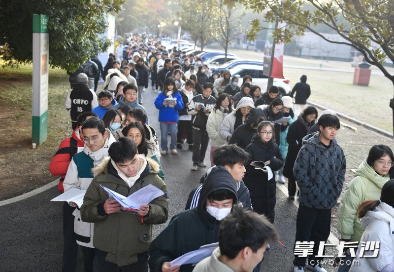 12月23日，湖南农业大学考点，考生正有序排队进入考场。均为长沙晚报全媒体记者 邹麟 摄