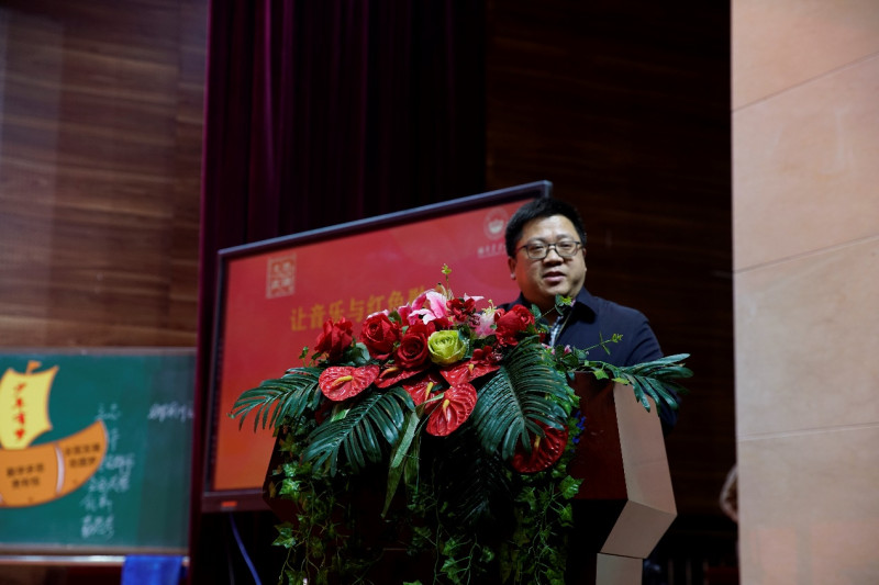 胡艺华教授主讲音乐思政课《让音乐与红色融合——歌声中的韶山红杜鹃》。
