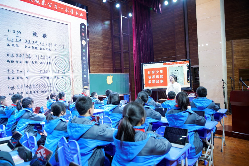 许金瑶老师主讲音乐思政课《少年有梦》。长沙晚报通讯员 黎赟 摄
