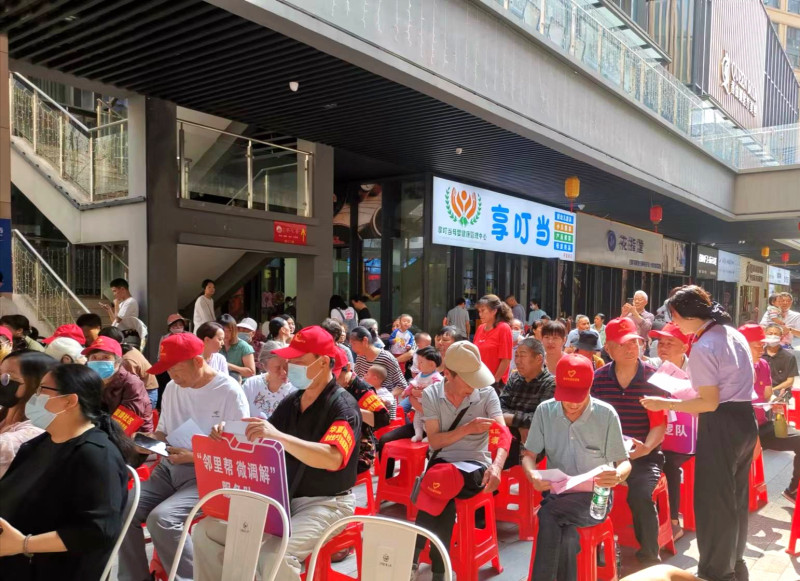 该行组织居民开展医保宣传服务。资料图片