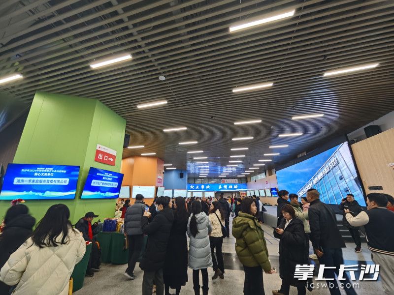 招聘会现场人头攒动。  均为长沙晚报通讯员黄灿摄