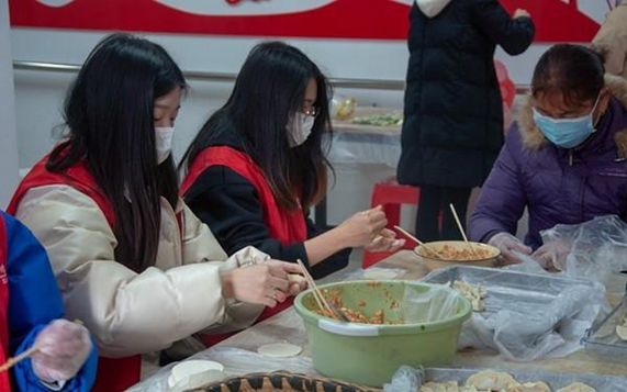 志愿者正在包饺子
