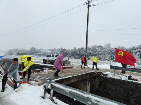 督正村组织邻长开展义务铲雪除冰行动