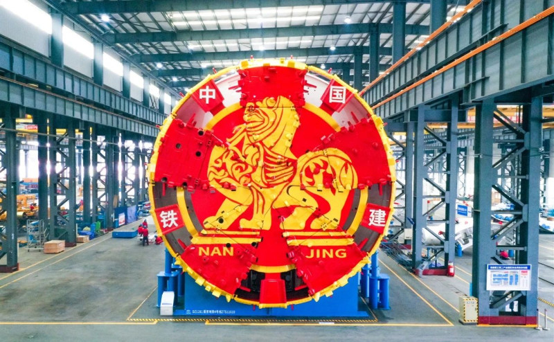 刀盘上涂装巨大“貔貅”的“新征程号”盾构机在长沙下线。 均为长沙晚报通讯员 胡清 供图