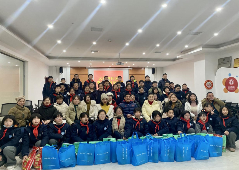同学们给大家送上慰问物资。长沙晚报通讯员  黄莉 供图