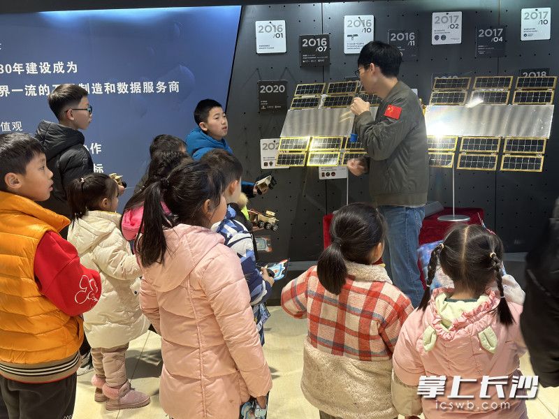 天仪航空科普基地老师讲解卫星制造。