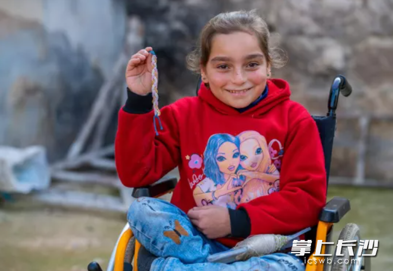 拉莎来自叙利亚，出生后不久因双腿畸形而无法行走。图片来源于联合国儿童基金会官网