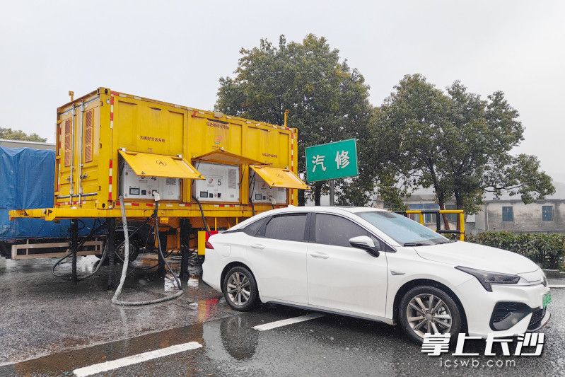 2月6日，国网湖南电动汽车服务有限公司在京港澳高速耒阳服务区充电站启用应急移动充电舱为车主充电。长沙晚报通讯员 李沙 摄