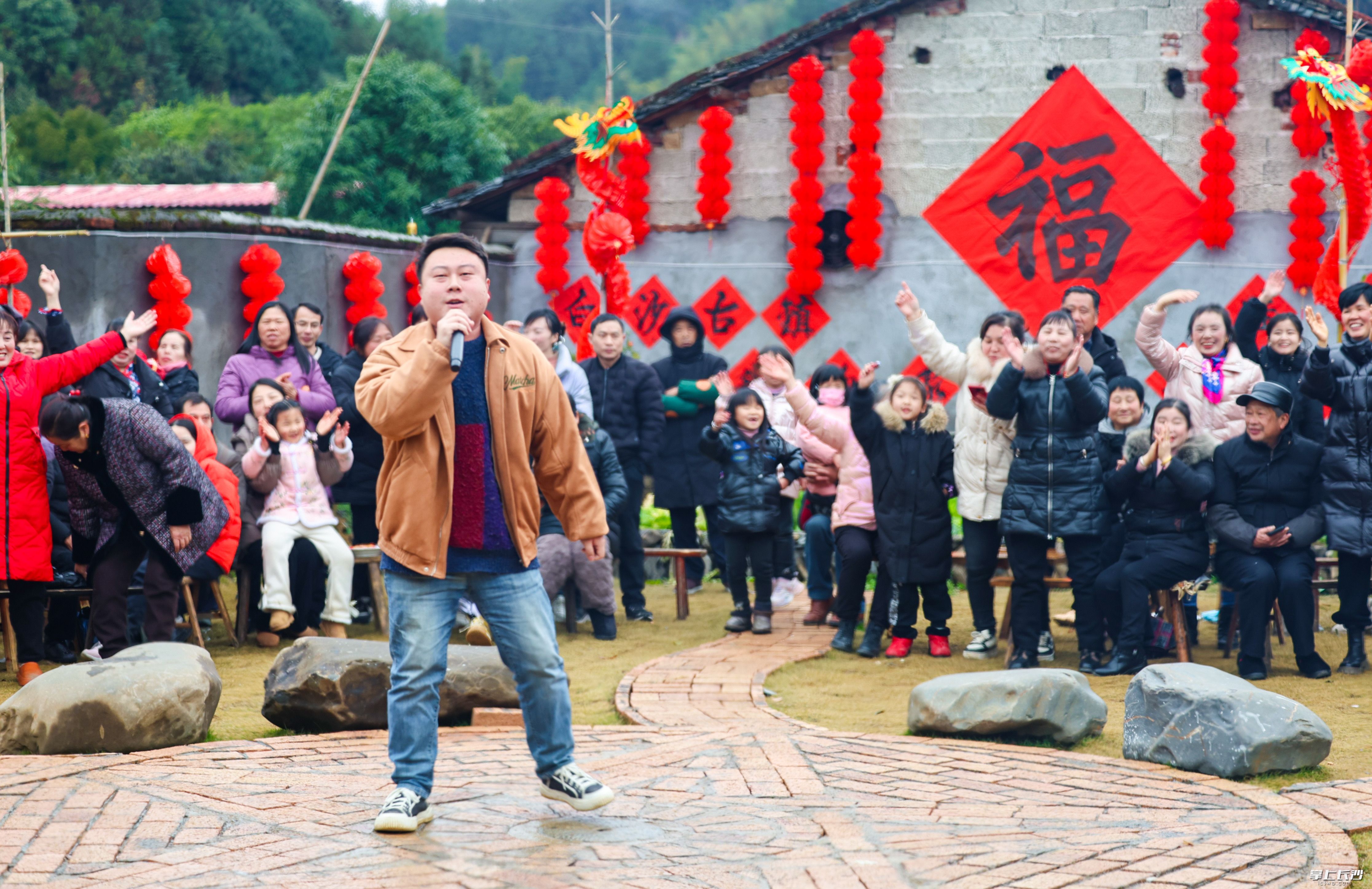 拉歌环节，返乡投身民宿产业的白沙村村民李立上台，演唱了一首流行歌曲。李建摄