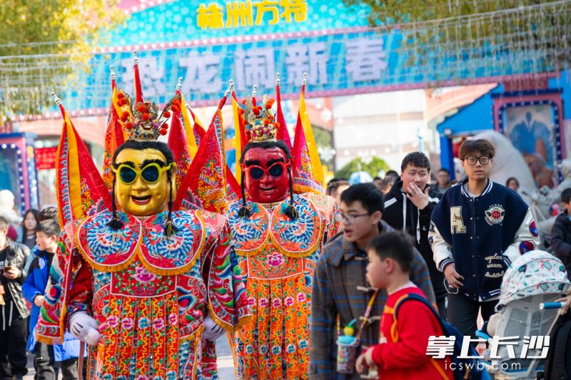 株洲方特精彩纷呈的春节活动，让八方游客欢乐喜庆过新年。均为长沙晚报全媒体记者 贺文兵 通讯员 文艺摄影报道