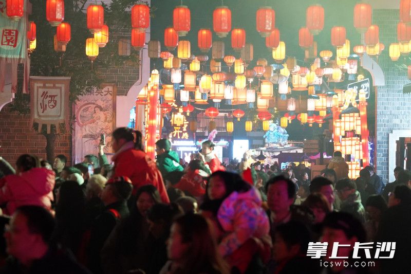 市民游客参观铜官窑古镇景区。长沙晚报全媒体记者 贺文兵 摄