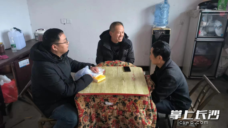 乡村工作振兴队入户走访。均为受访者供图 乡村工作振兴队入户走访。均为受访者供图