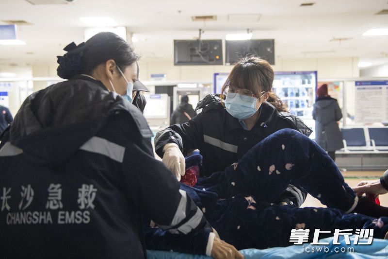 长沙市120急救中心医生刘川在转运一位骨折术后康复患者。均为长沙晚报全媒体记者 郭雨滴 摄