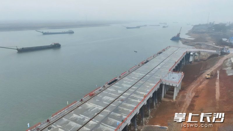 项目一期4个泊位码头水工部分完成。 项目一期4个泊位码头水工部分完成。