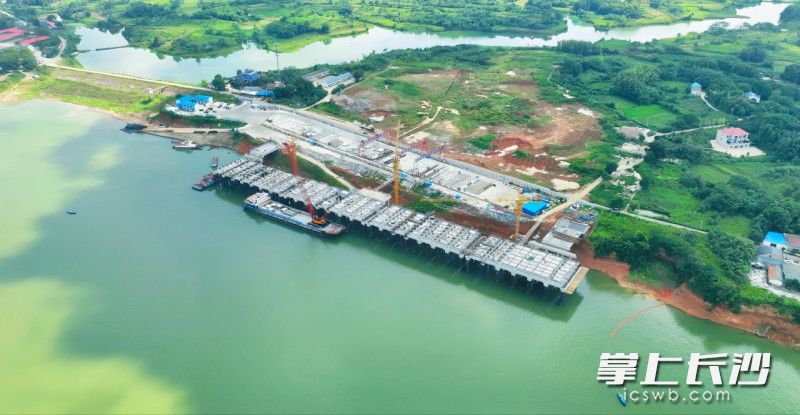 建成后的虞公港将实现常年通航5000吨级、丰水期通航1万吨级。 建成后的虞公港将实现常年通航5000吨级、丰水期通航1万吨级。