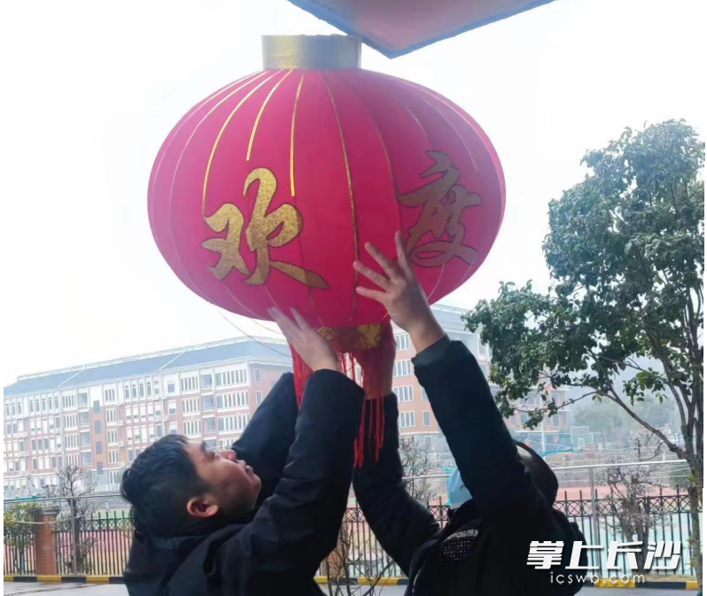 工作人员正在进行春节氛围营造。 工作人员正在进行春节氛围营造。