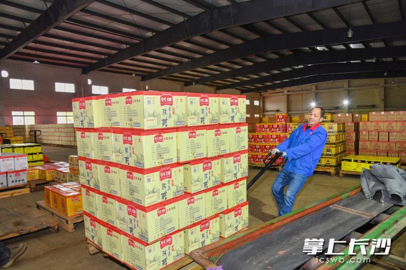 18日上午，湖南省长康实业有限责任公司发货忙。