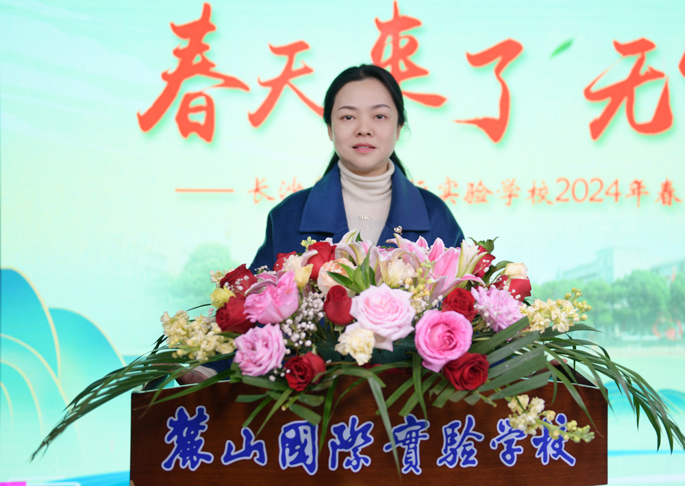 麓山国际实验学校校长杨革非以“春天来了，无惧寒冷”为主题勉励师生。长沙晚报通讯员 钟武伟 供图