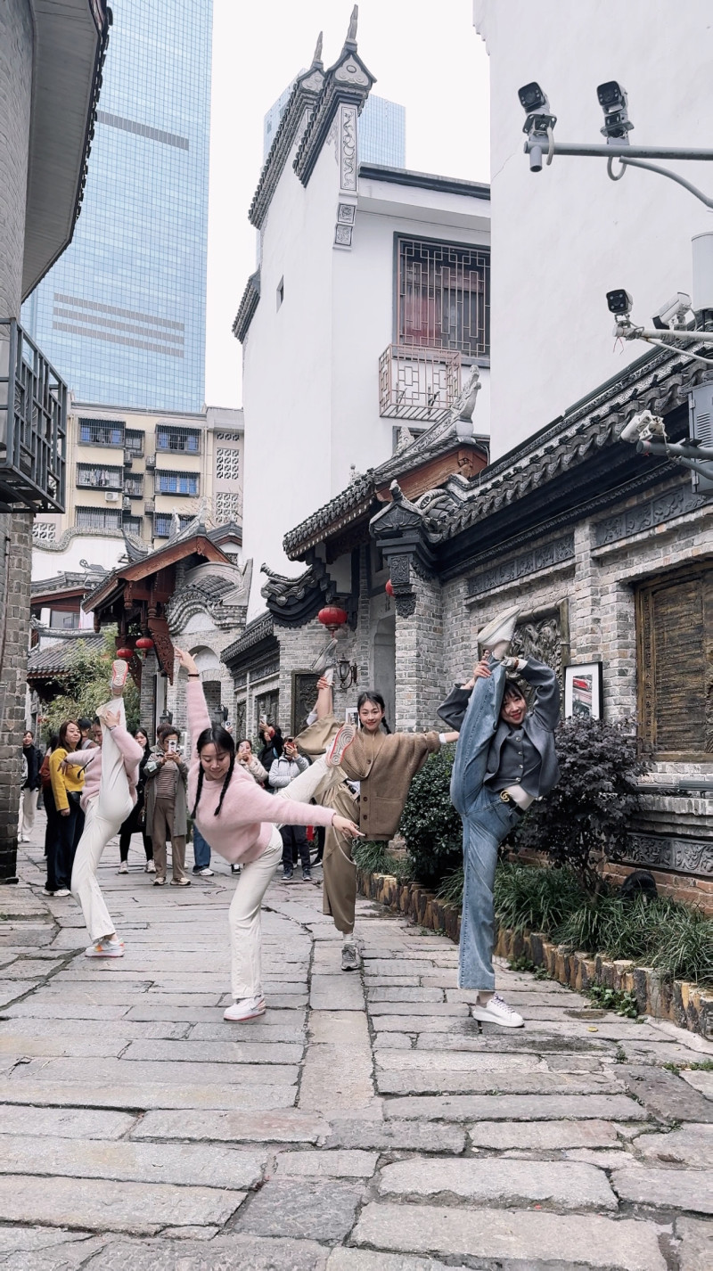 她们的舞蹈在街头巷尾引起了阵阵喝彩。