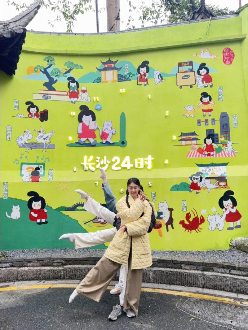 她们一路逛，一路舞，在人间烟火处舞出浪漫长沙。