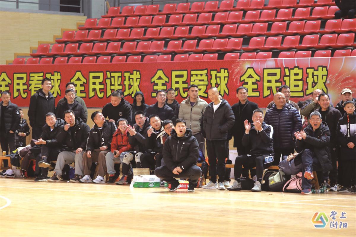 球场边，市民不停地呐喊助威，为参赛队伍加油鼓劲。有的市民还带着孩子前来观看比赛。