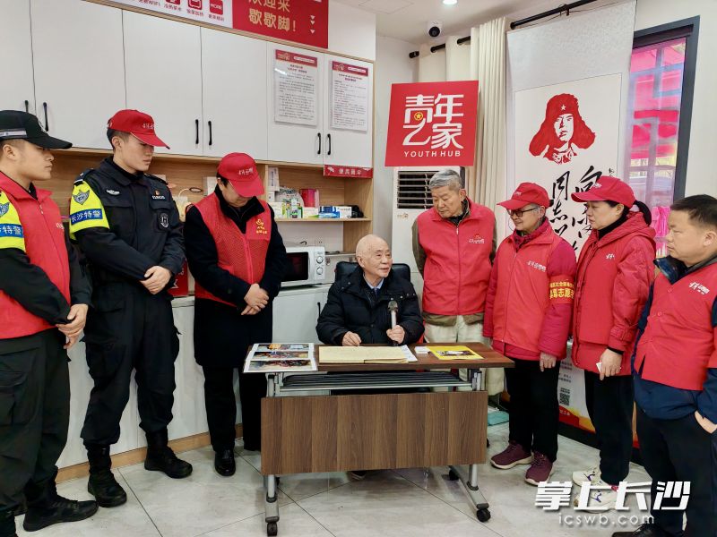 胡爹给志愿者和居民讲述当年科研故事。