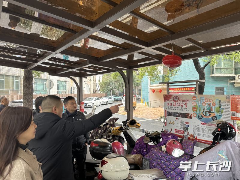 梦泽园小区在品质提升过程中新增两处电动车棚，车棚内安装有自动灭火球。  均为长沙晚报全媒体记者陈焕明摄