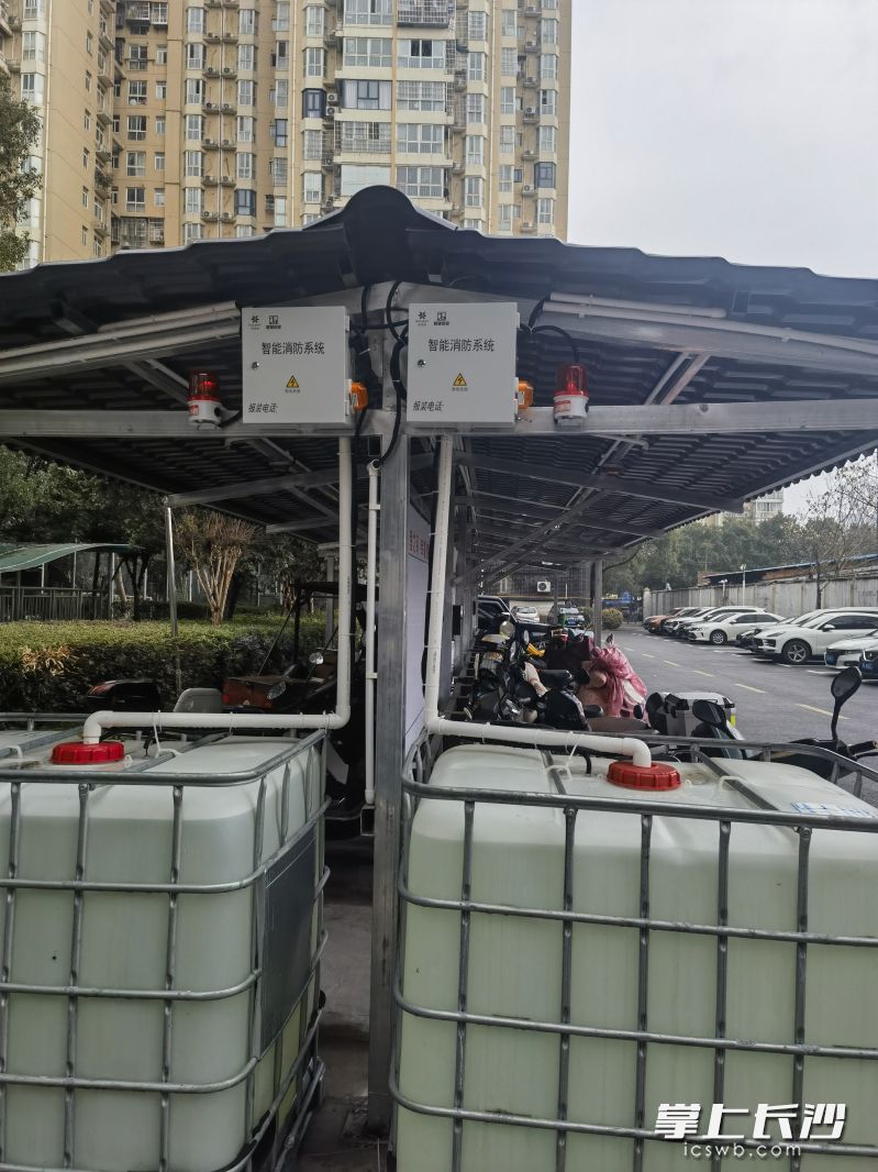 目前不少小区都安装了“电单车智能消防充电站”。