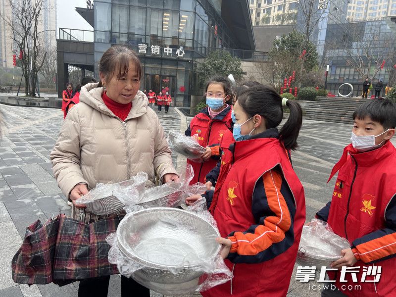 学生向路人进行推销。